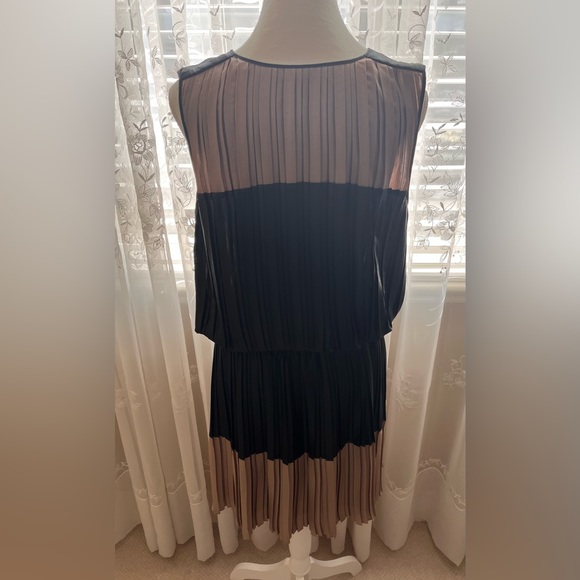 BCBG MaxAzria Classic Dress, gold & black, with pleats. Size S (6) - Picture 2 of 4